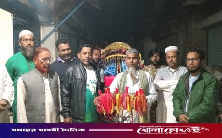 অসহায় পরিবারকে অটোরিকশা উপহার দিলেন স্পেন প্রবাসী ইউনুস