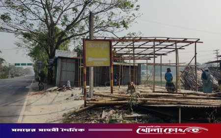 নগরকান্দায় মহাসড়ক দখল করে অবৈধ দোকান নির্মাণ