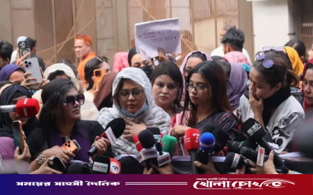 আলভী-তিথিকে বয়কটের ডাক দিয়ে এফডিসির সামনে মানববন্ধন