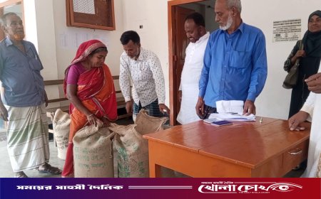 বরাদ্দকৃত ১৬০ কেজি চালের মধ্যে মৎস্যজীবীদের হাতে পৌঁছেছে ৬০ কেজি