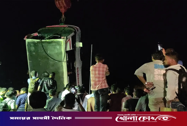 দৌলতদিয়া ফেরিঘাটে দুর্ঘটনার ৭ ঘণ্টা পর বাস উদ্ধার