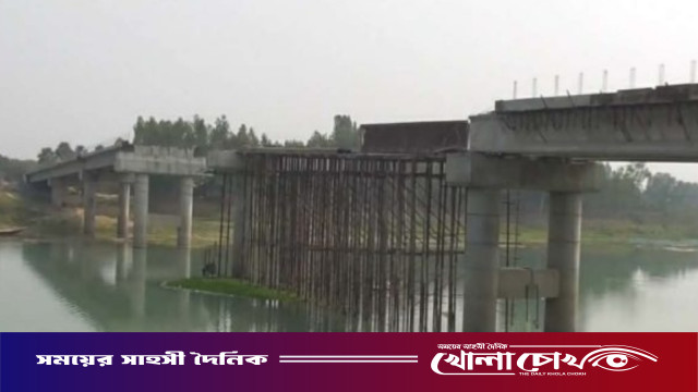 নওগাঁয় আত্রাই নদীর ওপর এলজিইডির নির্মানাধীণ সেতুর কাজ অর্থ সংকটে মাঝপথে আটকে