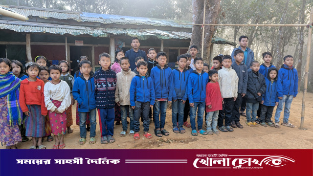 সামান্য বৃষ্টিতেই ভিজে যায় বই-খাতা ও কাপড়—দুর্ভোগে খুমি শিক্ষার্থীরা