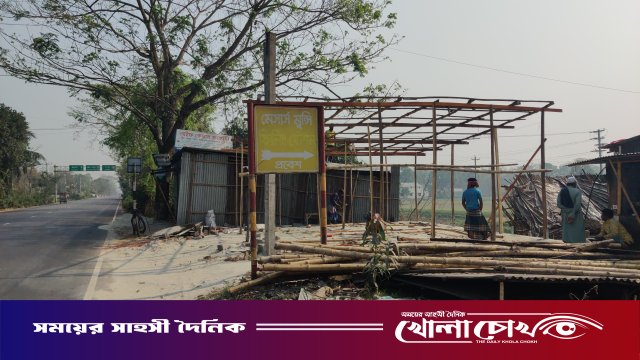 নগরকান্দায় মহাসড়ক দখল করে অবৈধ দোকান নির্মাণ