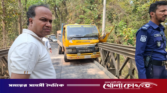 কাপ্তাইয়ে নিয়ন্ত্রণ হারিয়ে বেইলি ব্রিজে আটকে গেল ট্রাক