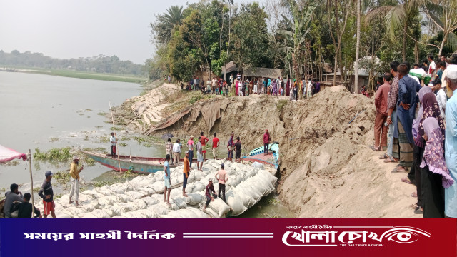 মধুমতির তীব্র ভাঙনে আলফাডাঙ্গায় তীর সংরক্ষণ বাঁধের ১০০ মিটার ধসে পড়েছে, বসতভিটা হারিয়ে দিশেহারা পরিবারগুলো
