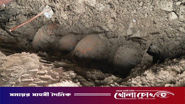 ভাঙ্গায় মাটি খুঁড়তেই মিলল ১৫টি পুরনো কলসি, গুপ্তধনের গুজবে মানুষের ঢল