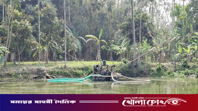 আগৈলঝাড়ায় অবৈধ ড্রেজার দিয়ে বালু উত্তোলন