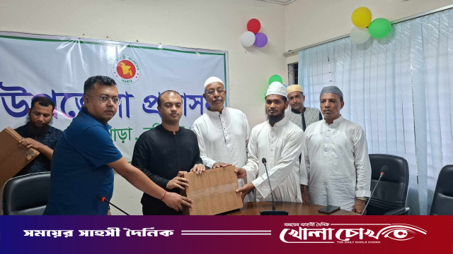 আগৈলঝাড়ায় মসজিদ ও এতিমখানায় সৌদির খেজুর বিতরণ