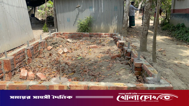 সরকারি জায়গা দখল করে দোকান নির্মাণের অভিযোগ