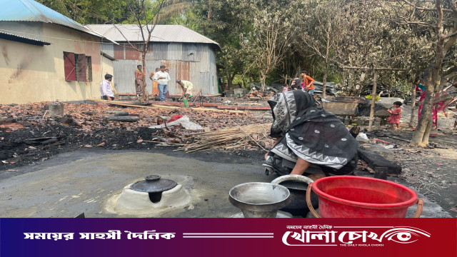 পোড়াস্তুপ পরিষ্কার করে রান্না শুরু করেছে বিথী, খোলা আকাশের নিচে মানবেতর জীবন