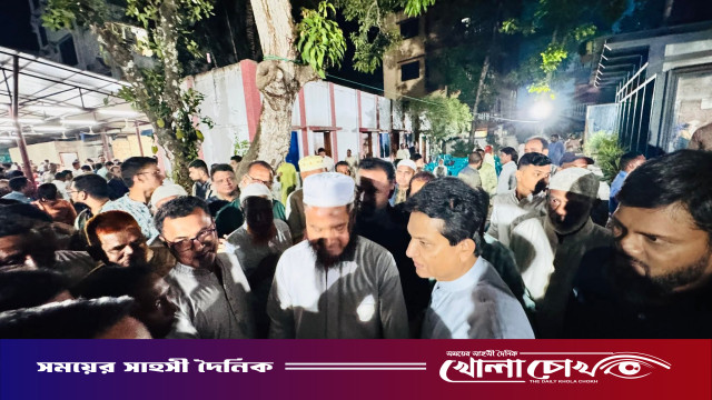 ফরিদপুরে ঈদের দ্বিতীয় দিনে এ. কে. আজাদের সঙ্গে শুভেচ্ছা বিনিময়ে মানুষের মিলনমেলা