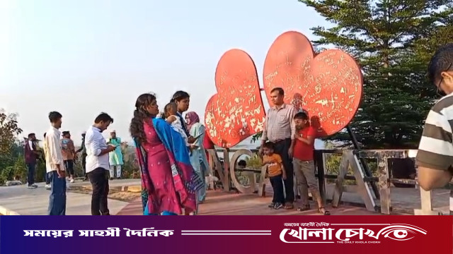 ঈদের ছুটিতে পর্যটকের ঢল পাহাড় আর লেকের মিতালীতে মুখরিত কাপ্তাই