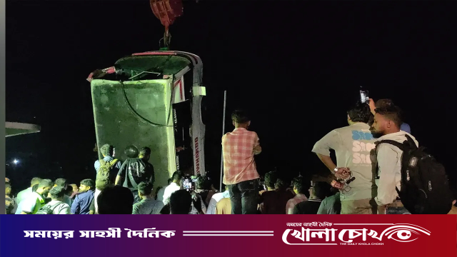 দৌলতদিয়া ফেরিঘাটে দুর্ঘটনার ৭ ঘণ্টা পর বাস উদ্ধার