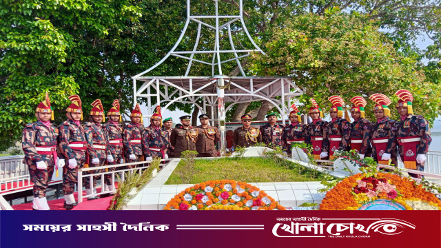 বীরশ্রেষ্ঠ মুন্সী আব্দুর রউফ-এর সমাধিতে বিজিবি মহাপরিচালকের পক্ষে সেক্টর কমান্ডারের শ্রদ্ধাঞ্জলি