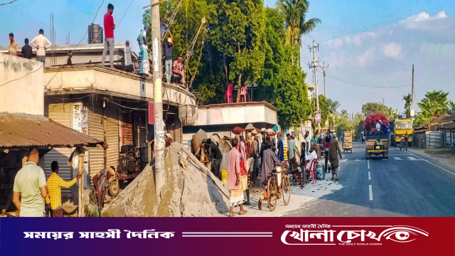 আত্রাইয়ে সড়ক বিভাগের বিলবোর্ডে লিখা আছে সতর্কবাণী তবে নেই কোন পদক্ষেপ