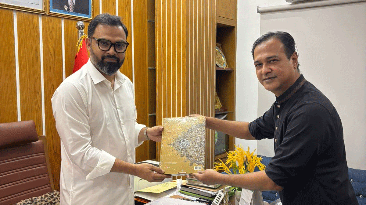 ক্রীড়া প্রতিমন্ত্রীকে পবিত্র কোরআন উপহার দিলেন বিসিবি পরিচালক আসিফ আকবর