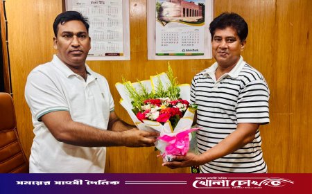 পুলিশে নিয়োগ ফিরে পাওয়া রুবেল মাতবরকে টঙ্গিবাড়ী থানার ওসির ফুলেল শুভেচ্ছা