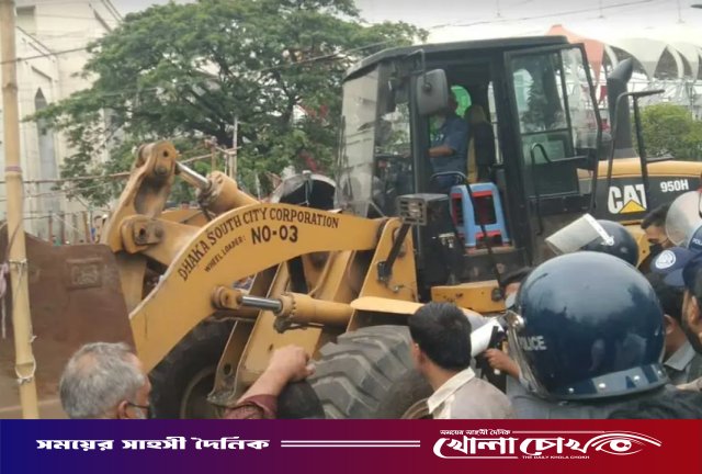 বায়তুল মোকাররম এলাকায় অবৈধ দোকান উচ্ছেদে ডিএসসিসির অভিযান