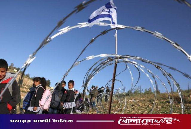 ফিলিস্তিনি শিশুদের স্কুলে যাবার পথে ইসরায়েলের কাঁটাতারের বেড়া
