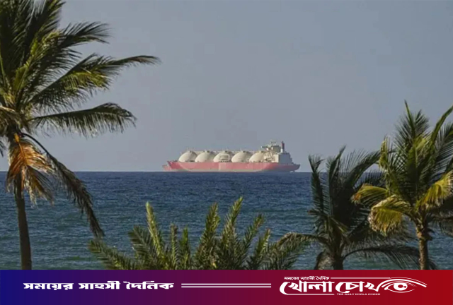 হরমুজ প্রণালিতে বাণিজ্যিক ট্যাঙ্কারে গানবোট থেকে গুলি