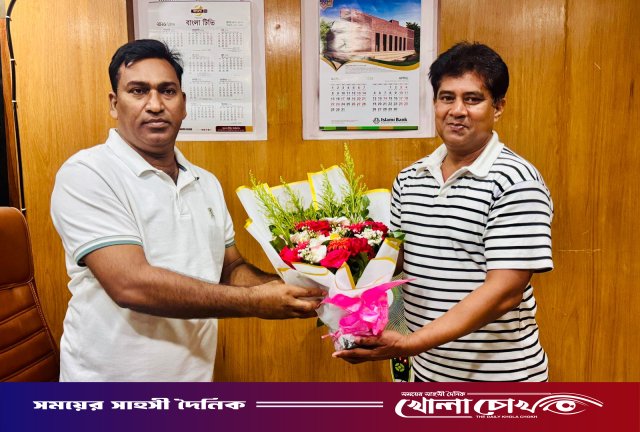 পুলিশে নিয়োগ ফিরে পাওয়া রুবেল মাতবরকে টঙ্গিবাড়ী থানার ওসির ফুলেল শুভেচ্ছা