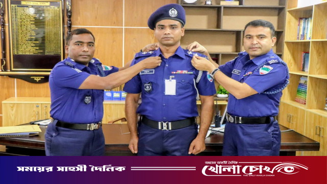 মাগুরায় এসআই পদে পদোন্নতি র‍্যাংক ব্যাজ পরালেন জেলা পুলিশ সুপার