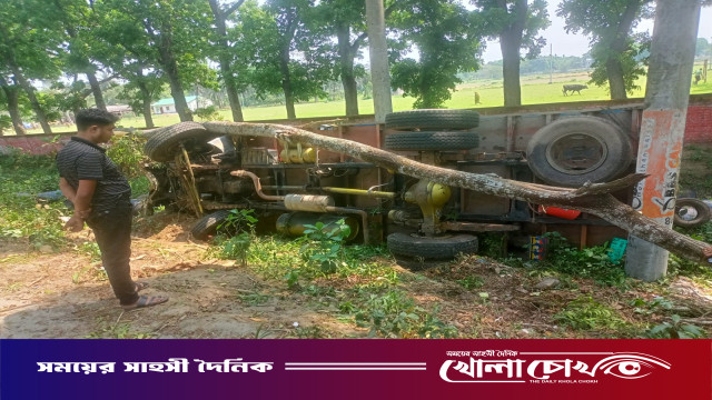 ফরিদপুরে সড়ক দুর্ঘটনায় ট্রাকচালক ও হেলপার আহত