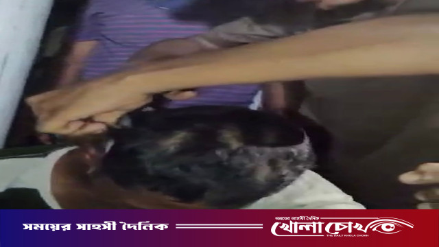 মাদক বিক্রির অভিযোগে যুবকের চুল কেটে দিল এলাকাবাসী