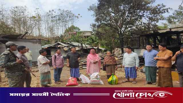 রোয়াংছড়িতে অগ্নিকাণ্ডে ক্ষতিগ্রস্তদেরন গদ অর্থ ও ত্রাণ বিতরণ করলেন ইউএনও