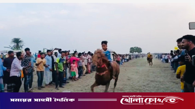 সালথায় ১৫ বছর পর ঐতিহ্যবাহী ঘোড়াদৌড়, দর্শকের উপচেপড়া ভিড়