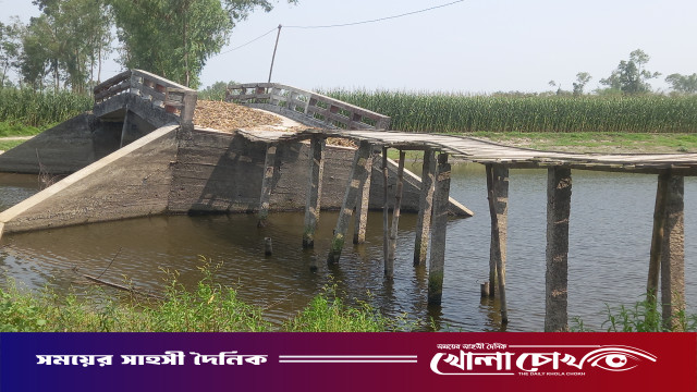 জলঢাকায় হেলে পড়া সেতুটি ৮ বছরেও সংস্কার ও মেরামত হয়নি. চলাচলে চরম দুর্ভোগ