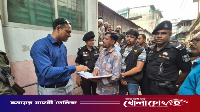 নোয়াখালীর চৌমুহনীতে ভোজ্য তেলের মজুদ নিয়ে তদারকি করেছে র‍্যাব ও উপজেলা প্রশাসন