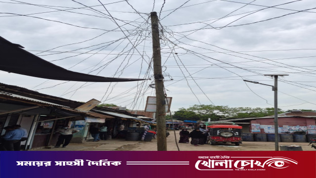 আত্রাইয়ে ব্যস্ততম রাস্তার মাঝখানে দীর্ঘ দুই যুগ ধরে বৈদ্যুতিক খুঁটি দাঁড়িয়ে: ভোগান্তিতে জনসাধারণ