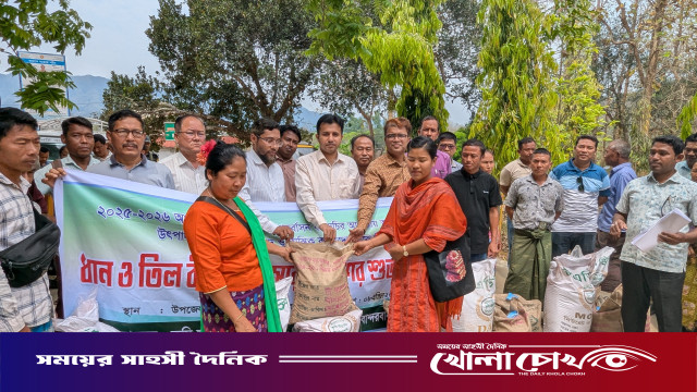 থানচিতে বিনামূল্যে আউশ ধানের বীজ তিল ও সার পেল ৯০০ কৃষক