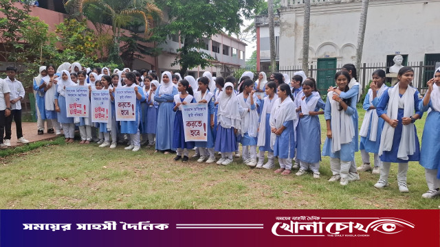 মুন্সীগঞ্জে স্যার জগদীশ চন্দ্র বসু ইনস্টিটিউশন ও কলেজের সাবেক অধ্যক্ষ ফরহাদ আজিজের পুনর্বাসনের প্রতিবাদে শিক্ষার্থীদের বিক্ষোভ