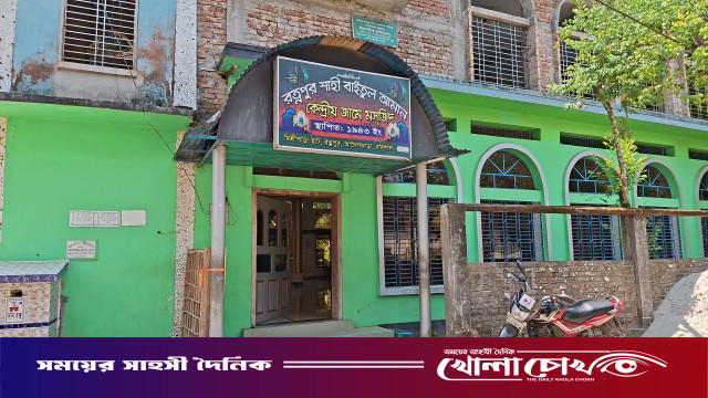 আগৈলঝাড়ায় রাতের আধারে মসজিদের পুকুরের মাছ গোপনে বিক্রি