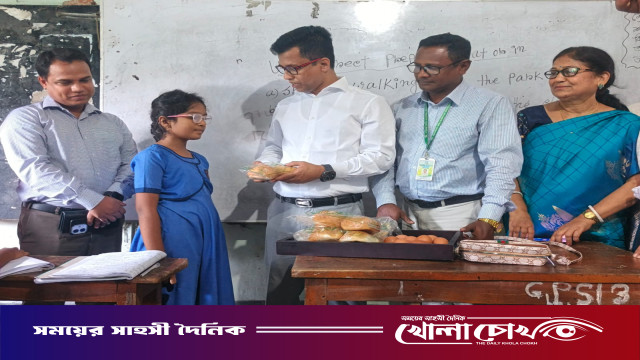 স্বরূপকাঠিতে জেলা প্রশাসকের স্কুল ফিডিং কার্যক্রমের পরিদর্শন