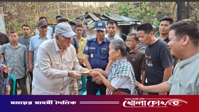 রোয়াংছড়িতে আগুনে দুর্গতদের পাশে সাচিংপ্রু জেরী এমপি