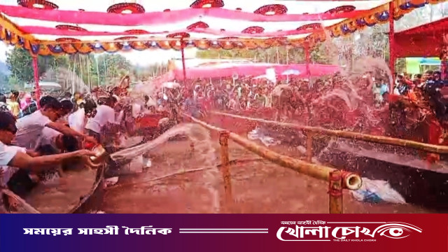 মৈত্রী পানিবর্ষণে রঙিন কাপ্তাই চিৎমরমে জলকেলি উৎসবে মেতেছেন তরুণ-তরুণীরা