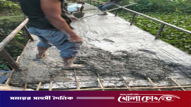 আগৈলঝাড়ায় আয়রন ব্রীজের ঢালাইয়ে রডের পরিবর্তে বাশঁ