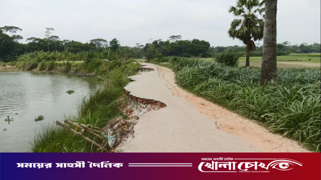 কালকিনিতে অবৈধভাবে বালু উত্তোলনে নদীগর্ভে ৫০০ মিটার সড়ক