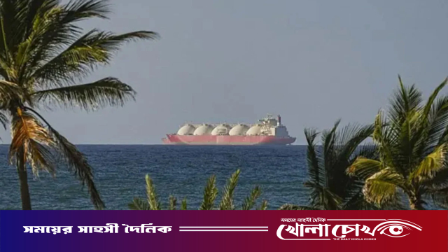 হরমুজ প্রণালিতে বাণিজ্যিক ট্যাঙ্কারে গানবোট থেকে গুলি