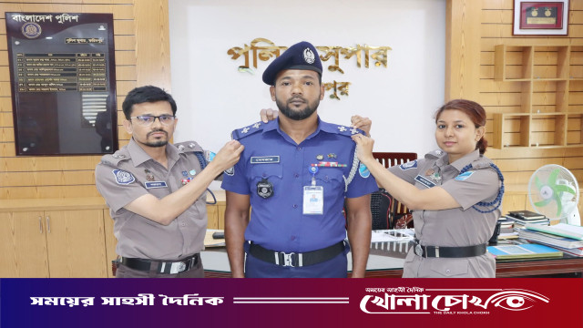 টিএসআই পদে পদোন্নতি প্রাপ্ত পুলিশ কর্মকর্তাকে র‌্যাংক ব্যাজ পরিয়ে দিলেন পুলিশ সুপার