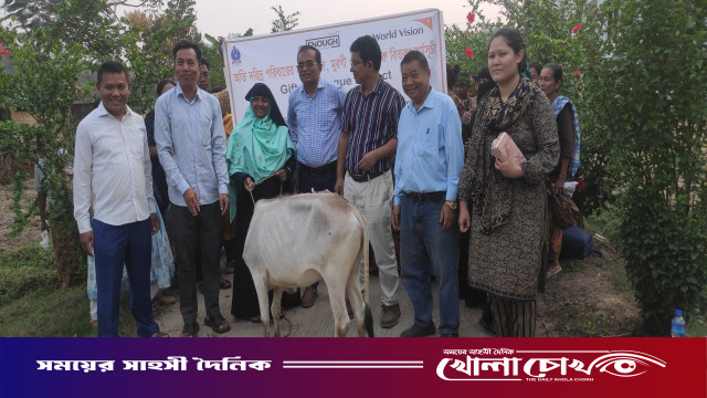 রোয়াংছড়িতে অতিদরিদ্র পরিবারের শিশুদের পুষ্টি ও আয় বৃদ্ধিতে ৭৫টি বকনা গরু বিতরণ