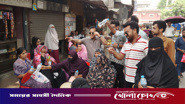 ফরিদপুরে এসএসসি পরীক্ষার্থীদের অভিভাবকদের জন্য বিনামূল্যে চেয়ার ও বিশুদ্ধ খাবার পানি বিতরণ করেছেন বেনজির আহমেদ তাবরিজ