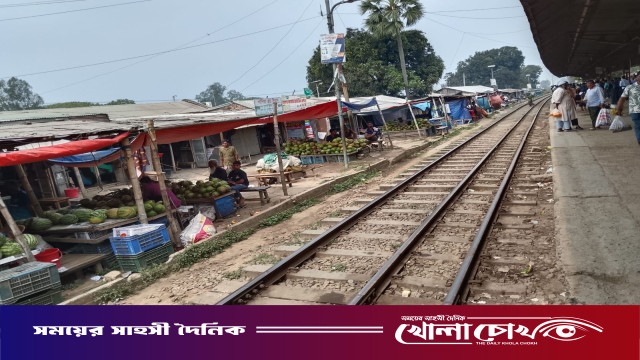 আত্রাইয়ে রেলপথ ঘেঁষে অসংখ্য দোকানপাট: যে কোনো সময় দুর্ঘটনার আশঙ্কা