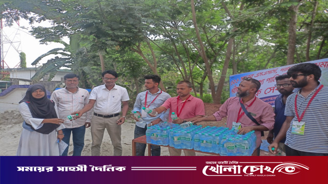 নহাটা ইউনিয়ন ডেভেলপমেন্ট সোসাইটির উদ্যোগে মহম্মদপুরে তীব্র গরমে পরীক্ষার্থীদের মাঝে পানি বিতরণ