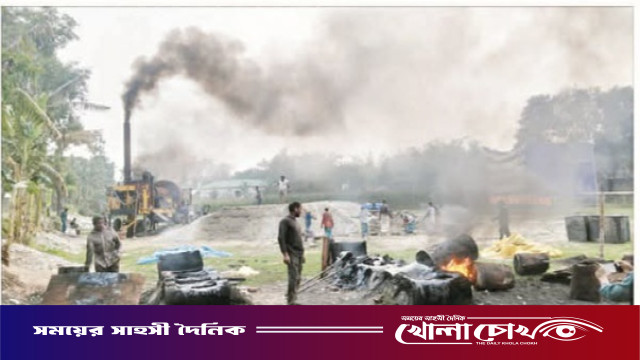 জলঢাকায় পুরনো জুতা স্যান্ডেল পুড়িয়ে চলছে সড়কের আলকাতরার পিচ ঢালাই কাজ,   বিষাক্ত ধোঁয়ায় বিপন্ন জনস্বাস্থ্য ও কৃষি