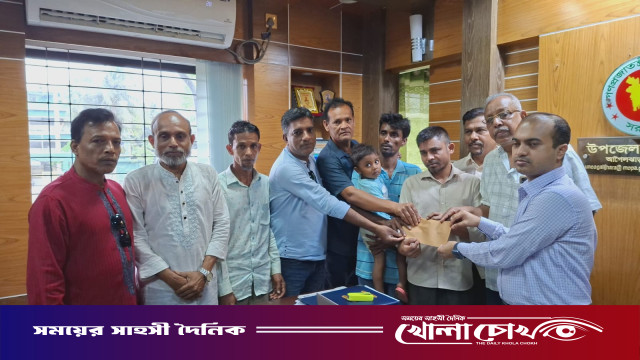 আগৈলঝাড়ায় অগ্নিকাণ্ডে ক্ষতিগ্রস্ত তিন পরিবারকে নগদ সহায়তা